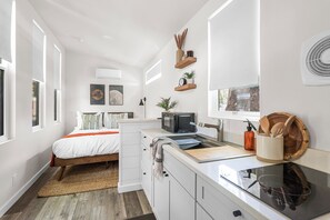 Réfrigérateur, micro-ondes, plaque de cuisson, grille-pain