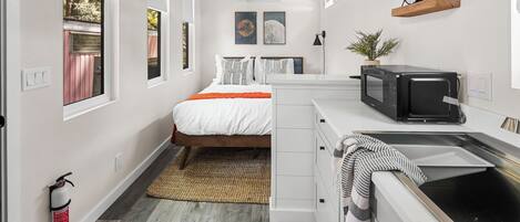 Kühlschrank, Mikrowelle, Herdplatte, Toaster