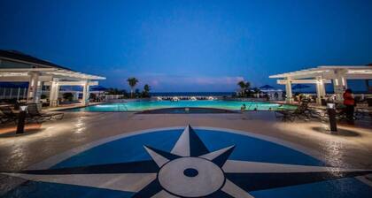 Modern Coastal Home, Private Pool & Hot-Tub