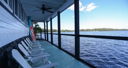 Charming Lakefront Home: Big Porches, Kayaks & Room to Gather