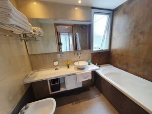 吹风机、坐浴桶、毛巾、肥皂