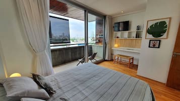 2 habitaciones, escritorio y tabla de planchar con plancha