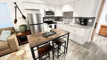 Frigorífic, microones, forn i placa de cuina