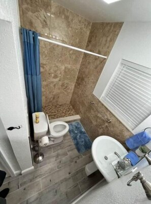 Een douche, een haardroger, handdoeken, zeep
