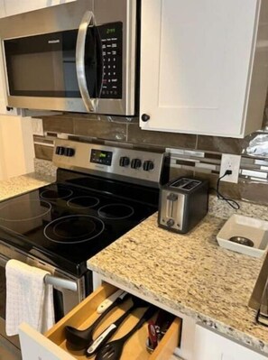 Refrigerador, microondas, horno y parrilla de estufa 