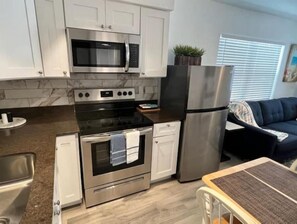 Køleskab, mikrobølgeovn, ovn, kogeplade