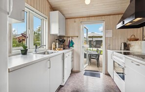 Kylskåp, spishäll, diskmaskin och kaffe- och tebryggare