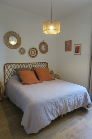 4 bedrooms, iron/ironing board, free WiFi, bed sheets