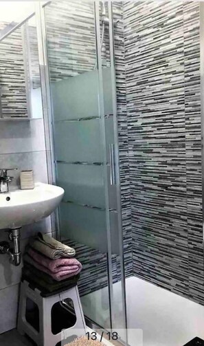 Chuveiro, secador de cabelo, bidê, toalhas de banho