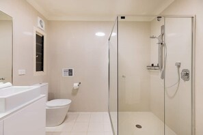 Douche, sèche-cheveux, bidet, serviettes fournies