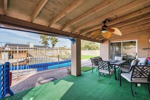 Outdoor dining - Happy Harmont House (Glendale)