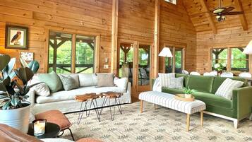 Tv, eldstad och kontor