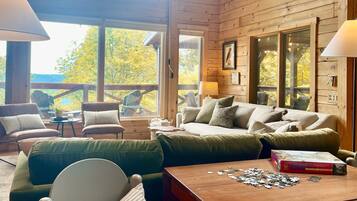 Tv, eldstad och kontor