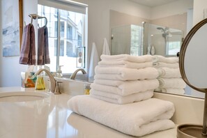 Secadora de cabello, toallas, jabón, shampoo 