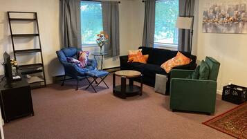 Smart-TV, Kamin, Bücher, Musikbibliothek