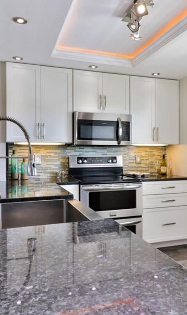 Réfrigérateur, four à micro-ondes, un four, surface de cuisson