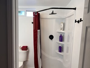 Dusch, hårtork, handdukar och tvål