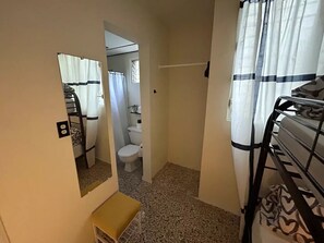Chuveiro, toalhas de banho, sabonete, shampoo