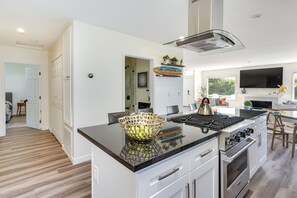 Frigorífico, microondas, placa de cocina y lavavajillas