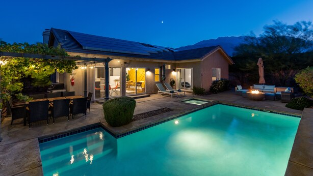 A modern house with a swimming pool, outdoor seating, and a patio area. - Paradise Springs, 4br Pool&Spa 5min to Downtown PS (Palm Springs)