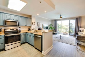 Fridge, microwave, stovetop, dishwasher - 1 Mi to Disney World: Lakefront Condo in Orlando! (Orlando)