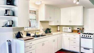 雪櫃、微波爐、焗爐、爐具