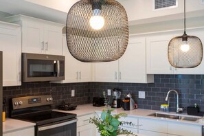 Réfrigérateur, four à micro-ondes, un four, surface de cuisson