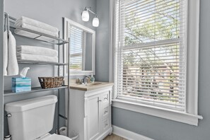 Casa, varias camas, patio, vista a la ciudad | Baño | Amenidades de baño de diseñador, toallas, papel de baño 