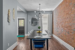 Casa, varias camas, patio, vista a la ciudad | Restaurantes