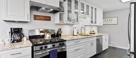 Kylskåp, mikrovågsugn, ugn och spishäll