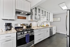 ثلاجة، ميكروويف، فرن، موقد طهي مسطح