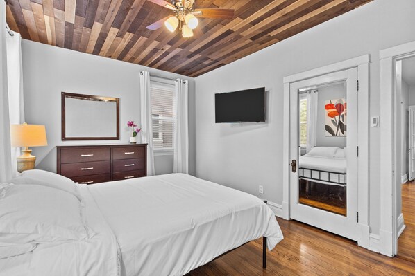 Appartement, plusieurs lits, cheminée, vue ville | 3 chambres, décoration personnalisée, ameublement personnalisé