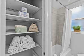 Apartamento, varias camas, chimenea, vistas a la ciudad | Baño | Artículos de higiene personal de diseño, toallas y papel higiénico
