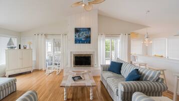 House, Multiple Beds, Patio | Living area | Fireplace