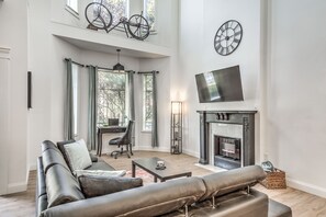 40-inch TV with cable channels, fireplace - Hidden Gem | JZ Vacation Rentals (St. Louis)