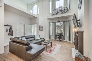 40-inch TV with cable channels, fireplace - Hidden Gem | JZ Vacation Rentals (St. Louis)