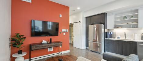 Appartamento, 1 letto queen, cucina, vista montagna (unit 200) | Area soggiorno | TV 40 cm con canali digitali