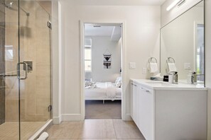 Kondominium, 1 Tempat Tidur Queen, balkon, pemandangan kota (unit 306) | Kamar mandi | Perlengkapan mandi desainer, handuk,  dan tisu toilet