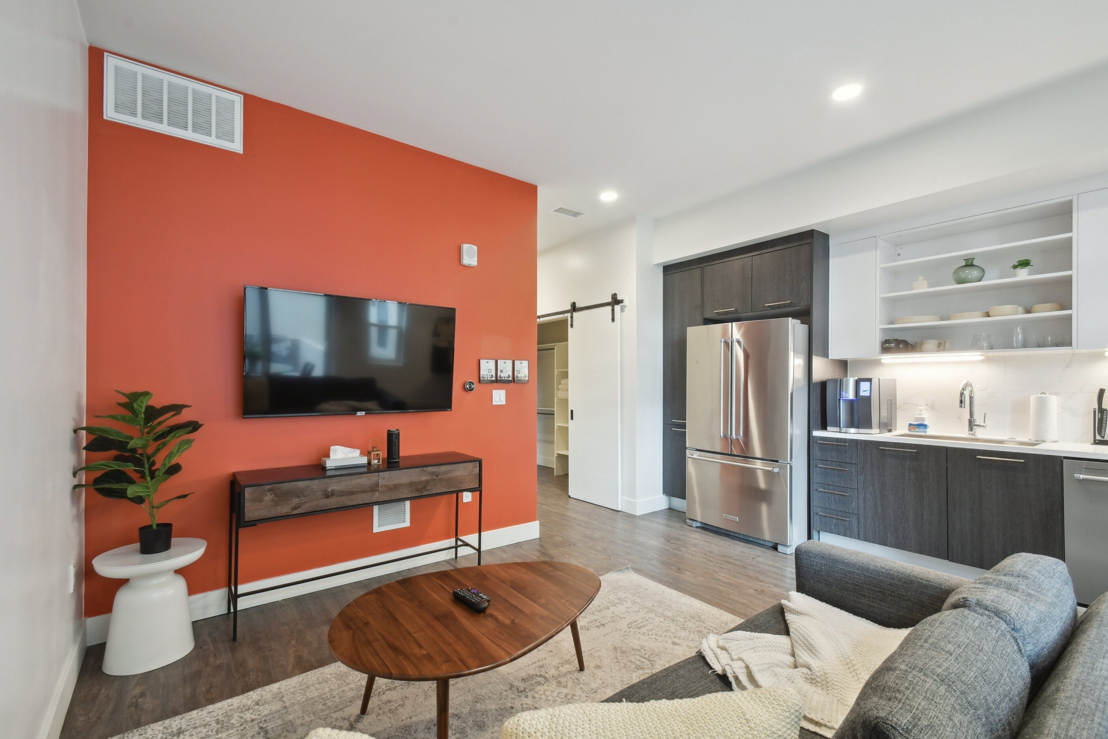 Condo, 1 Queen Bed, Kitchen, Mountain View (unit 200) | Living area