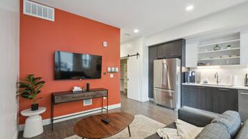 Condo, 1 Queen Bed, Kitchen, Mountain View (unit 200) | Living area