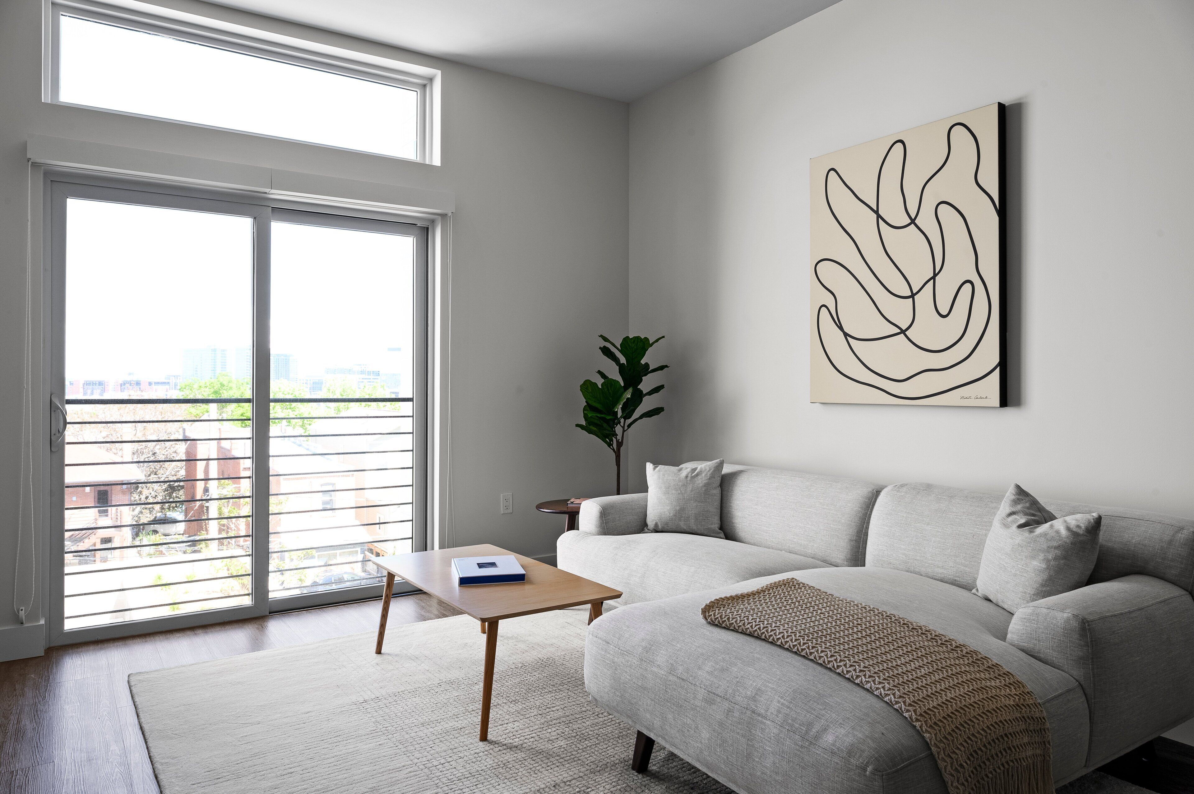 Appartement, meerdere bedden, keuken, uitzicht op stad (Unit 301) | Woonruimte | Een 40-cm televisie met digitale zenders