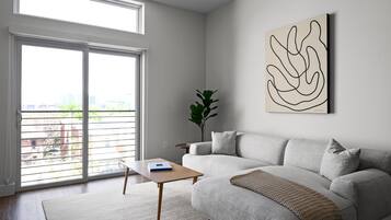 Appartement, meerdere bedden, keuken, uitzicht op stad (Unit 301) | Woonruimte | Een 40-cm televisie met digitale zenders