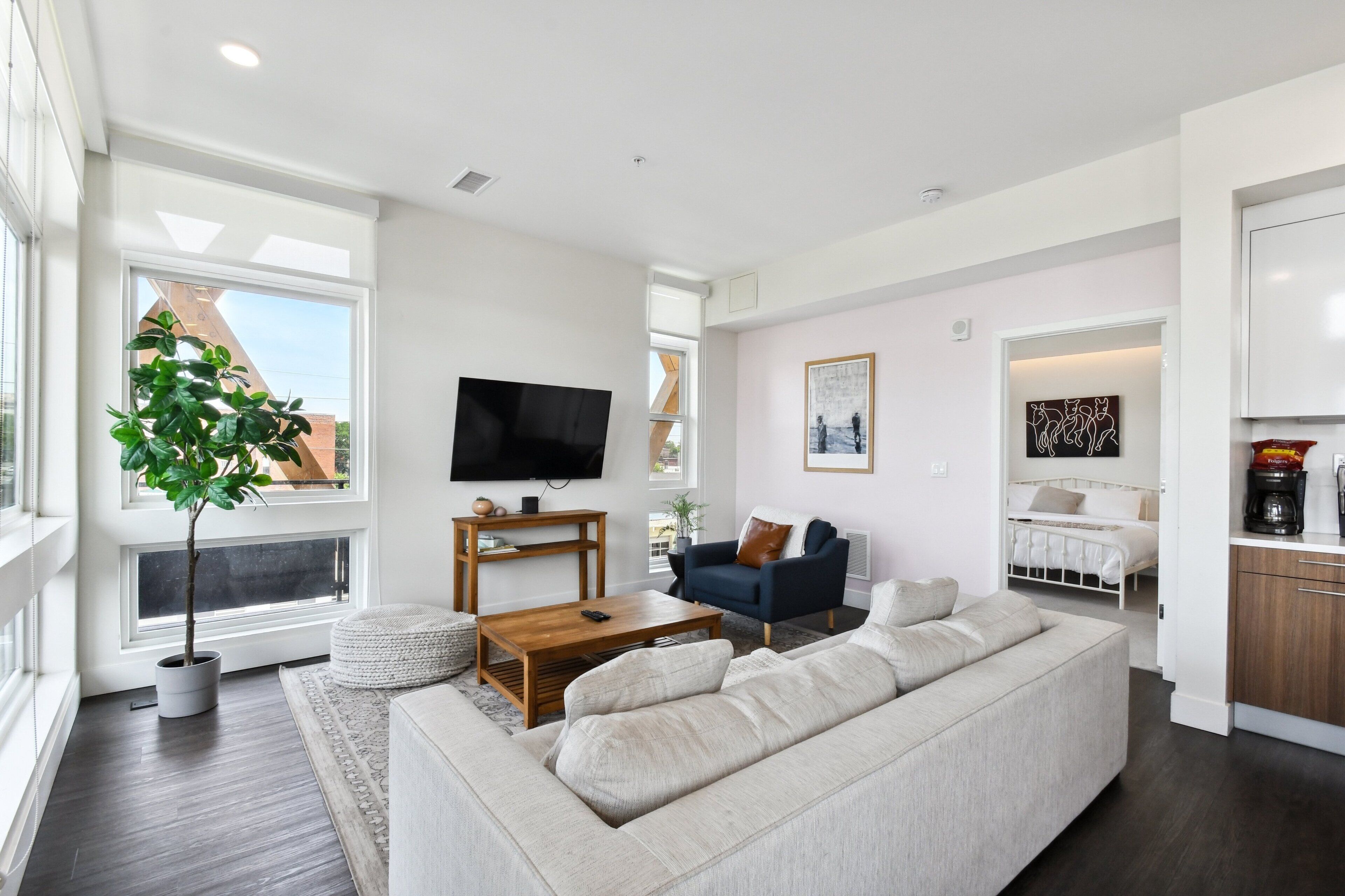 Apartment, Mehrere Betten, Balkon, Bergblick (unit 304) | Wohnbereich | 40-cm-Fernseher mit Digitalempfang