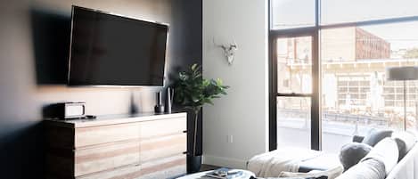 Condo, 1 cama King size, cocina, vista a la montaña (unit 110) | Área de sala de estar | Televisión de 40 cm con canales digitales