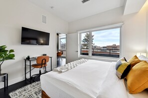 Kondominium, 1 Tempat Tidur King, dapur, pemandangan gunung (Unit 209) | 1 kamar tidur dan didekorasi berbeda-beda