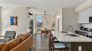 Apartamento, varias camas, patio, vistas a la montaña (Unit 208) | Interior