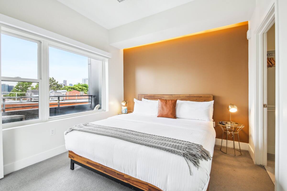 Condo, 1 très grand lit, balcon, vue sur la montagne (unit 210) | 1 chambre, Wi-Fi, décor unique, ameublement unique