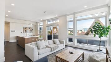 Appartement, meerdere bedden, balkon, uitzicht op bergen (unit 304) | Woonruimte | Een 40-cm televisie met digitale zenders