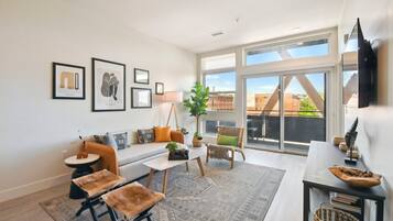 Apartment, 1 Queen-Bett, Balkon, Stadtblick (unit 306) | Wohnbereich | 40-cm-Fernseher mit Digitalempfang
