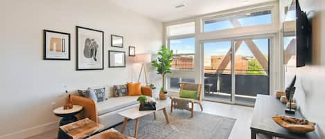 Condo, 1 cama Queen size, balcón, vista a la ciudad (unit 306) | Área de sala de estar | Televisión de 40 cm con canales digitales
